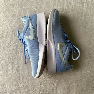 EUC Women’s Nike Tanjun Sneakers size 7